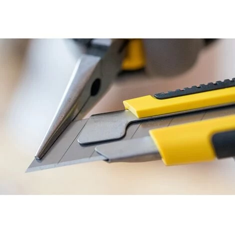 Cutter 25mm Bimatière STANLEY 0-10-425 7 Cutter 25mm Bimatière STANLEY 0-10-425 – Image 5